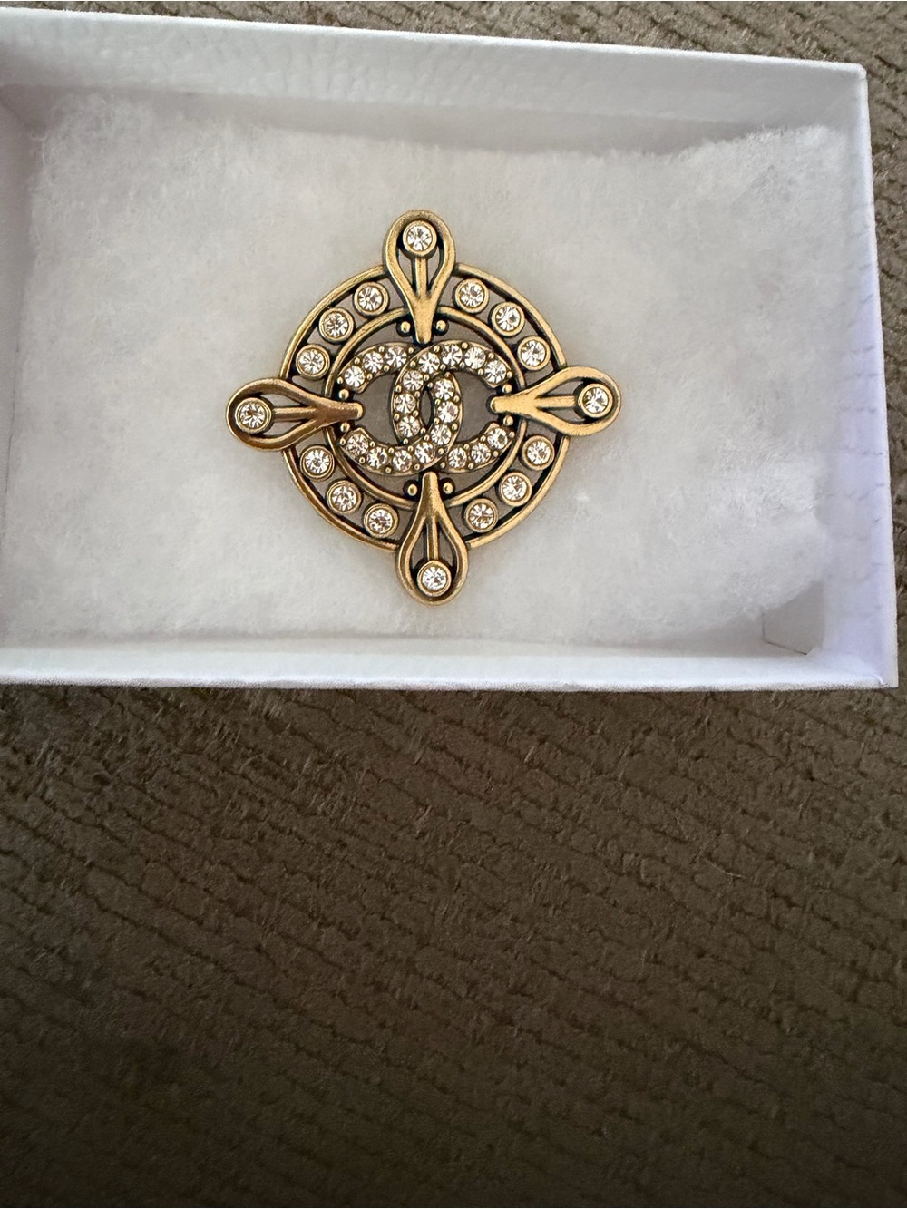 Fashion Jewelry Gold Tone Crystal Filigree Round Brooch Pin